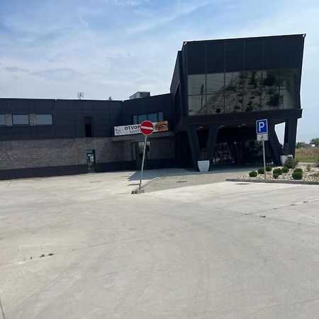 Black Hut Pension&Restaurant *** Hotel Dunajska Streda Exterior photo