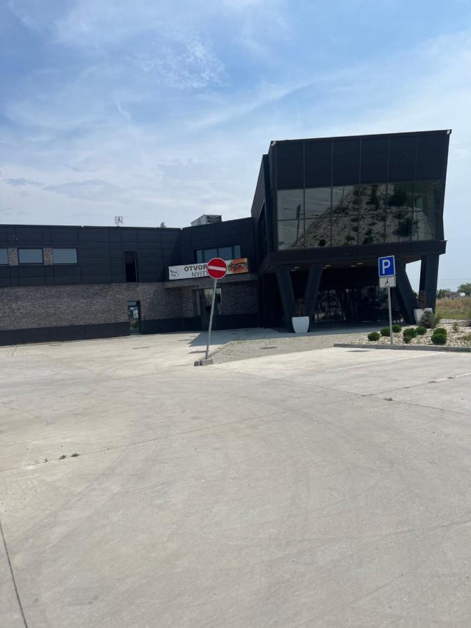 Black Hut Pension&Restaurant *** Hotel Dunajska Streda Exterior photo